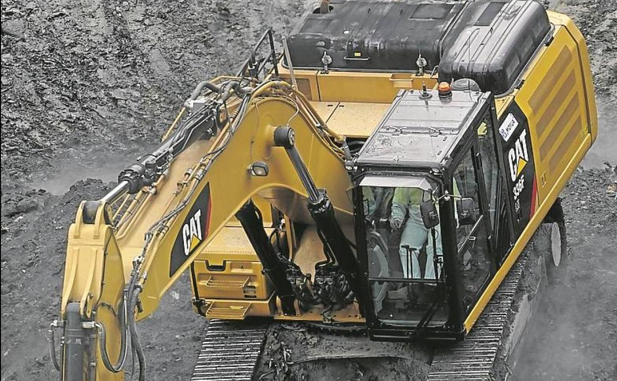 Los equipos llegan al foco del fuego y empiezan a echar arena