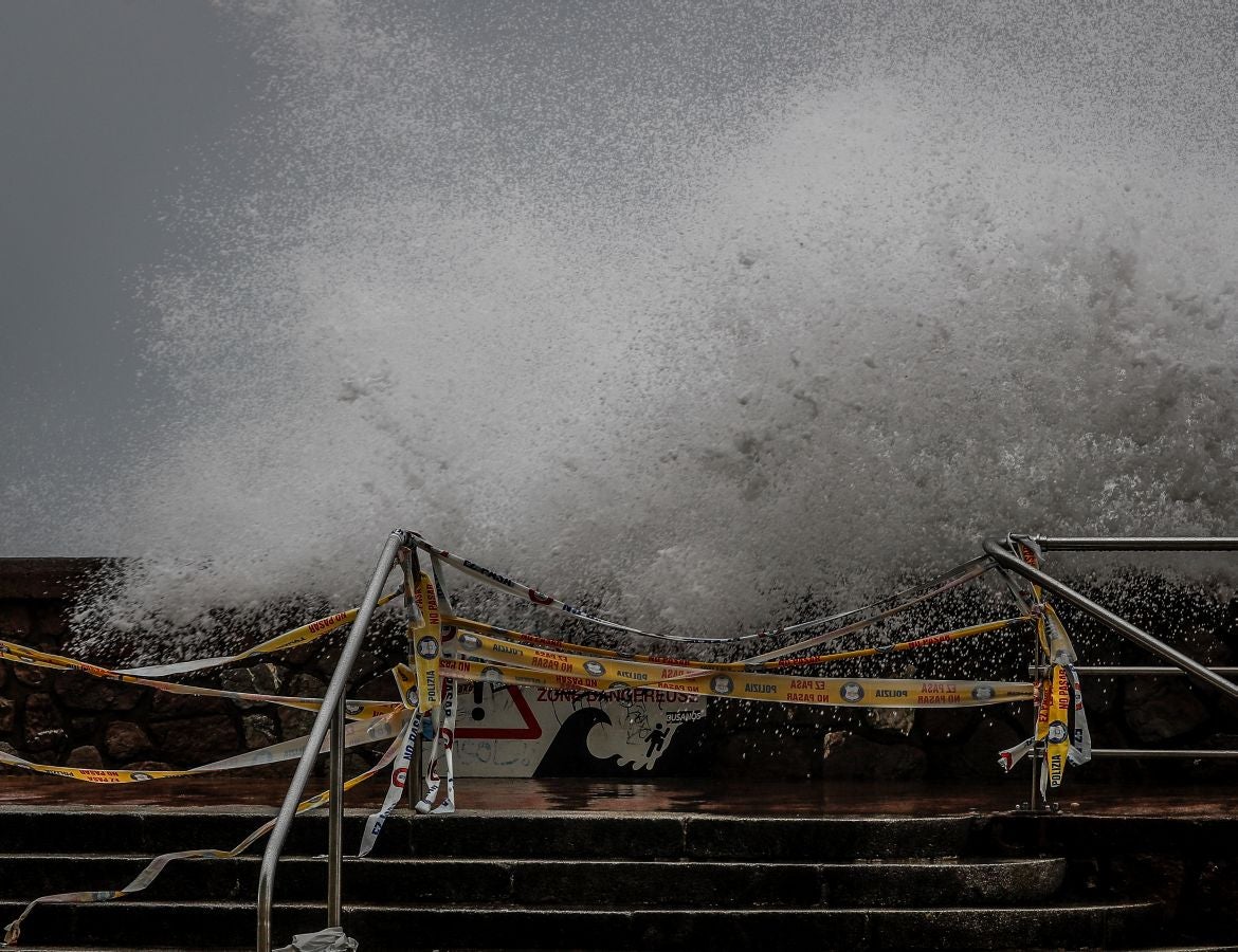 El Departamento vasco de Seguridad ha activado un aviso amarillo este lunes y el martes por riesgo para la navegación ya que se esperan olas de entre 4 y 5 metros de altura.
