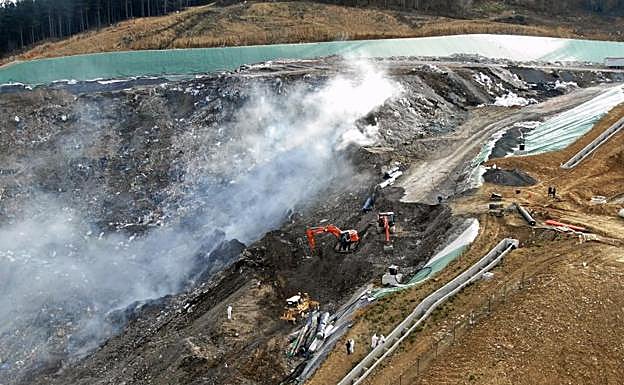 Imagen aérea de las labores para extingir los incendios. 
