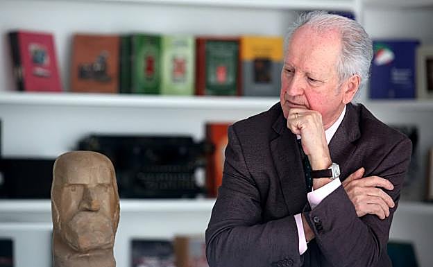 Juan María Atutxa, en la Fundación Sabino Arana, en Bilbao, en un momento de la entrevista. 