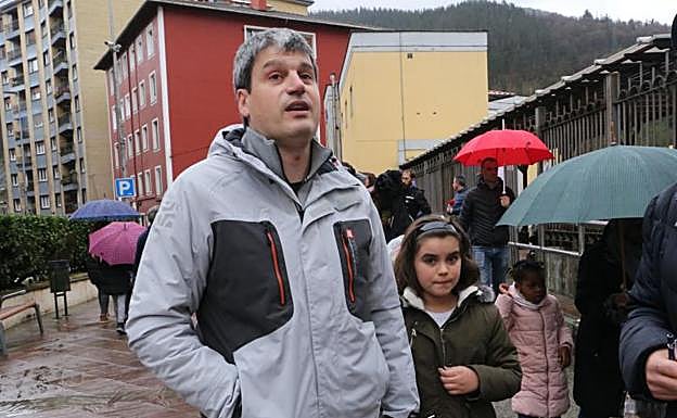 Rubén Sánchez, junto a su hija, ayer a la salida del colegio público San Lorenzo de Ermua