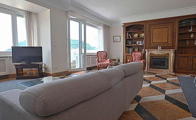 Salón de una vivienda de uso turístico con vistas a la bahía de La Concha.