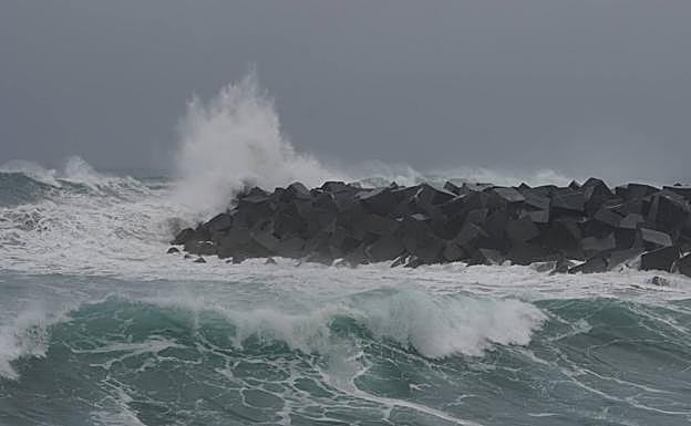 Las olas golpean el espigón de La Zurriola. 