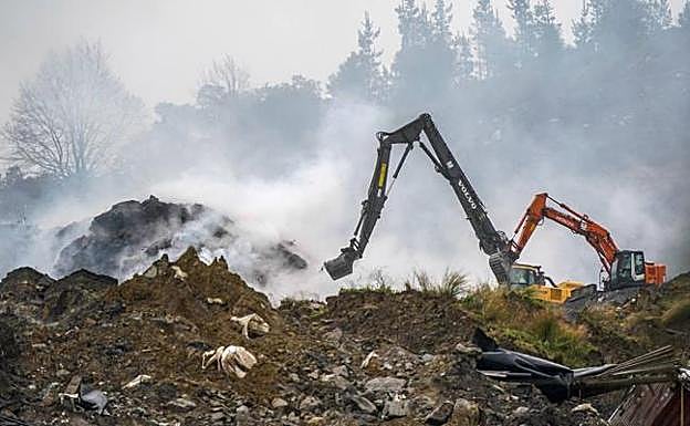 Parte superior del vertedero de Zaldibar, hasta donde han llegado varias máquinas. 
