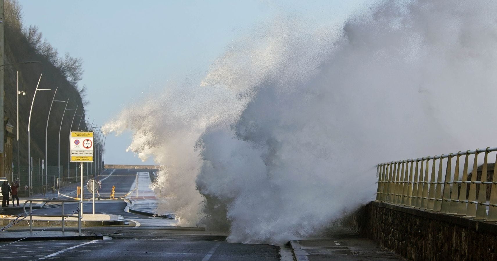 Protección civil de San Sebastián ha informado de que, una vez finalizado el aviso amarillo por riesgo marítimo-costero, a las seis de esta tarde se han reabierto los paseos Nuevo, Leizaola y Peine del Viento