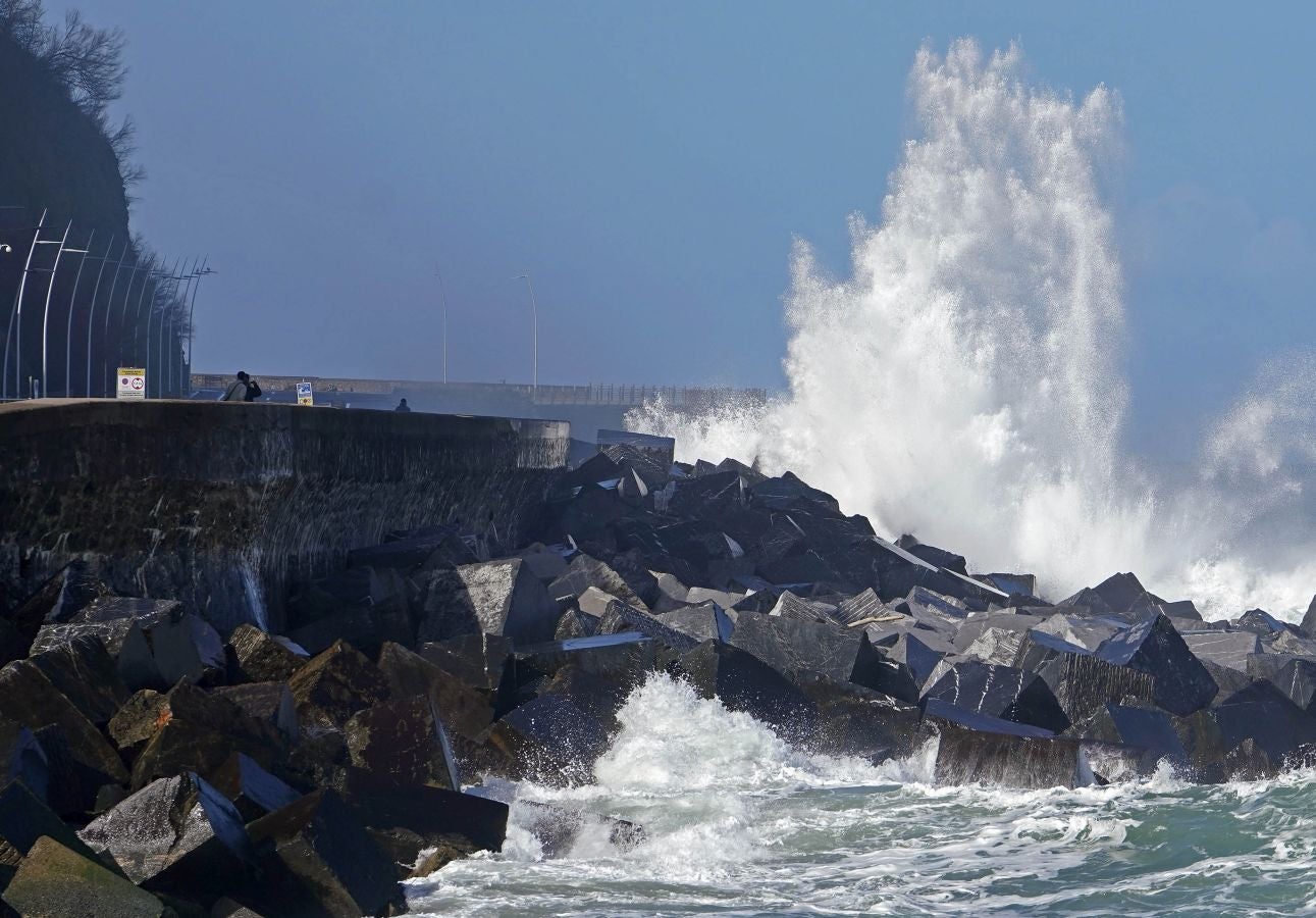 Protección civil de San Sebastián ha informado de que, una vez finalizado el aviso amarillo por riesgo marítimo-costero, a las seis de esta tarde se han reabierto los paseos Nuevo, Leizaola y Peine del Viento
