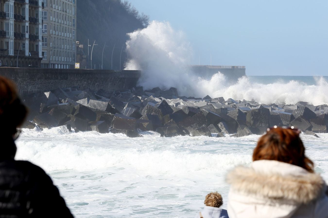 Protección civil de San Sebastián ha informado de que, una vez finalizado el aviso amarillo por riesgo marítimo-costero, a las seis de esta tarde se han reabierto los paseos Nuevo, Leizaola y Peine del Viento