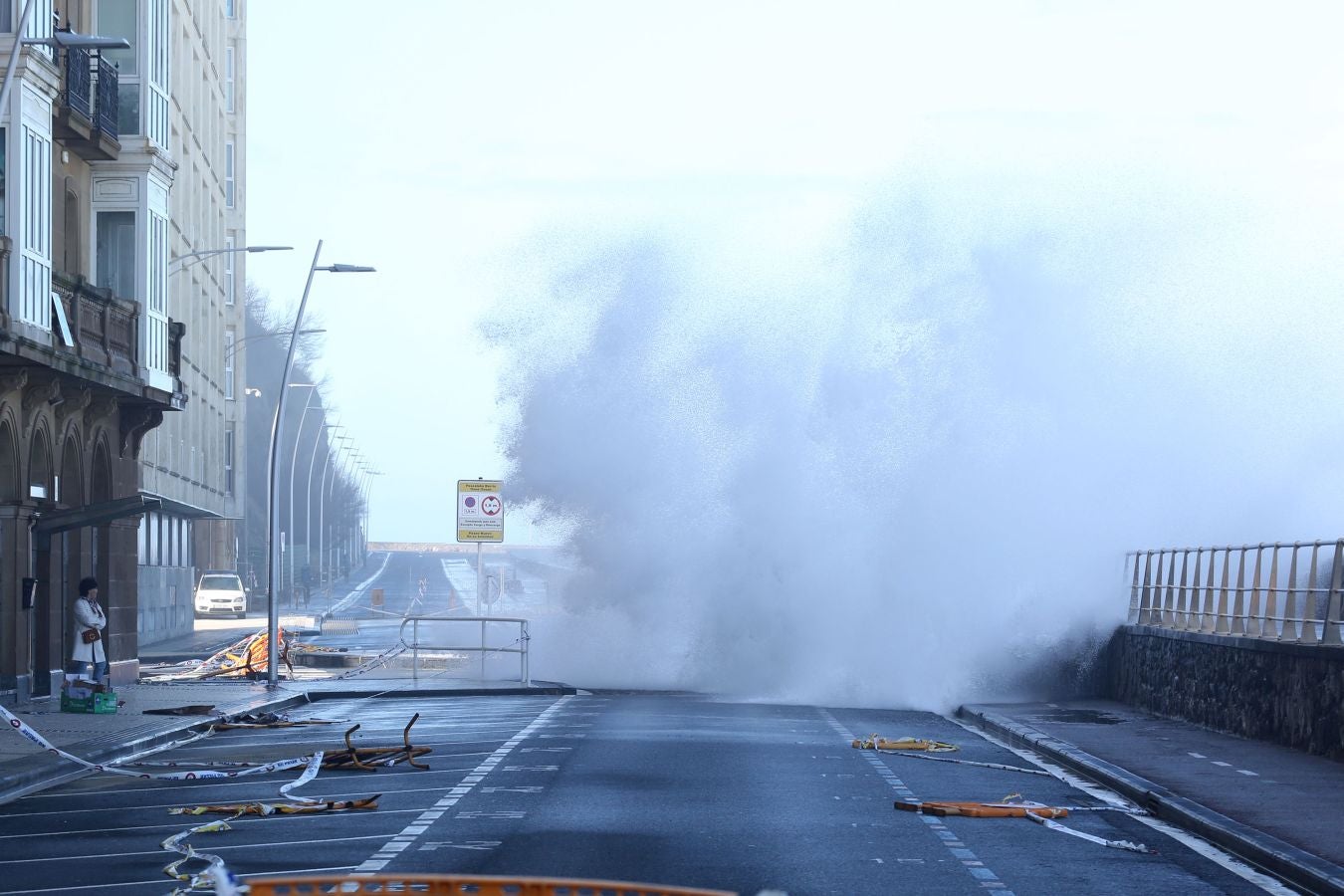 Protección civil de San Sebastián ha informado de que, una vez finalizado el aviso amarillo por riesgo marítimo-costero, a las seis de esta tarde se han reabierto los paseos Nuevo, Leizaola y Peine del Viento