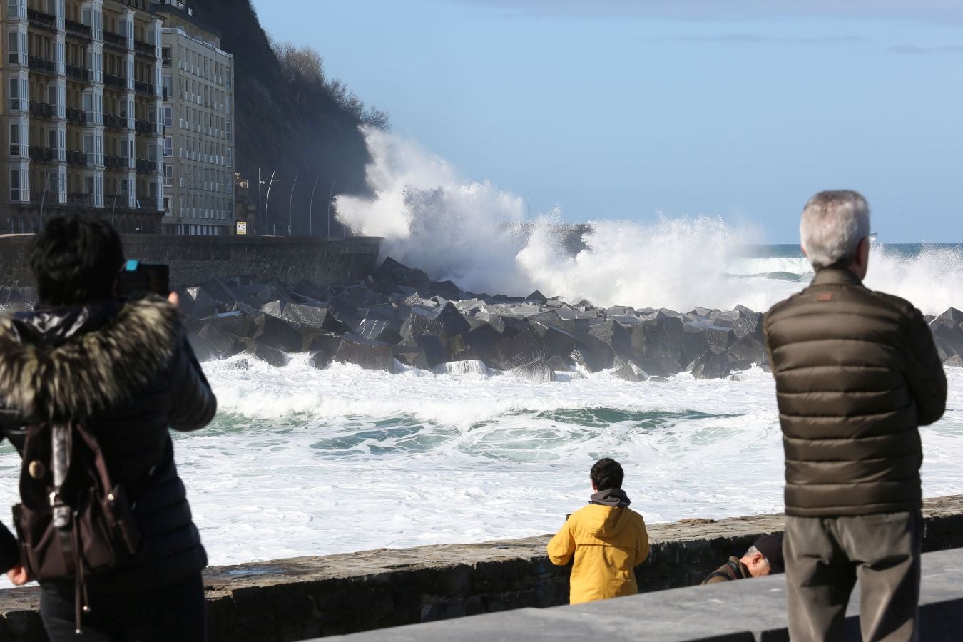 Protección civil de San Sebastián ha informado de que, una vez finalizado el aviso amarillo por riesgo marítimo-costero, a las seis de esta tarde se han reabierto los paseos Nuevo, Leizaola y Peine del Viento