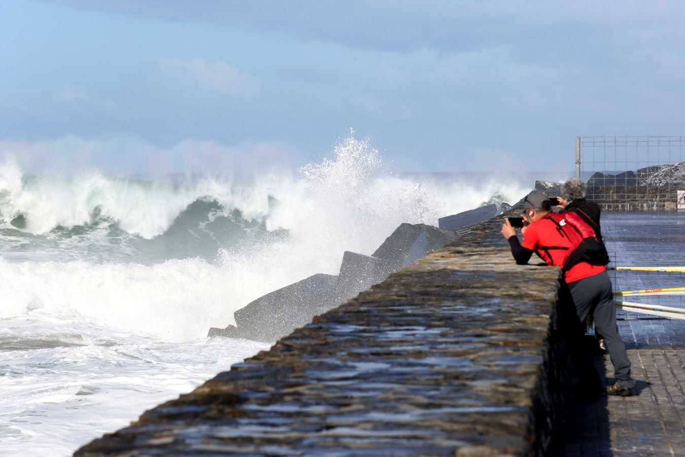 Protección civil de San Sebastián ha informado de que, una vez finalizado el aviso amarillo por riesgo marítimo-costero, a las seis de esta tarde se han reabierto los paseos Nuevo, Leizaola y Peine del Viento