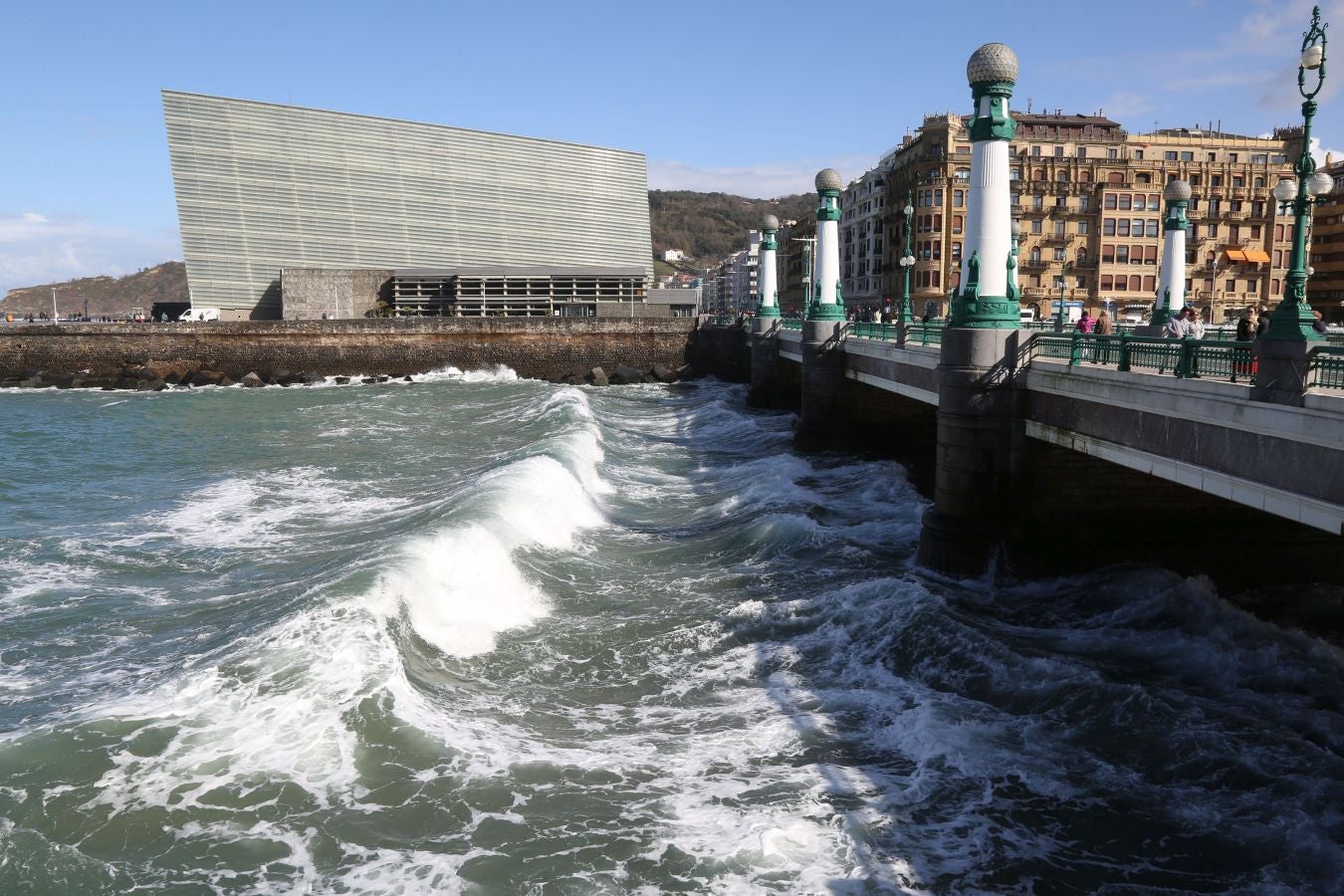 Protección civil de San Sebastián ha informado de que, una vez finalizado el aviso amarillo por riesgo marítimo-costero, a las seis de esta tarde se han reabierto los paseos Nuevo, Leizaola y Peine del Viento