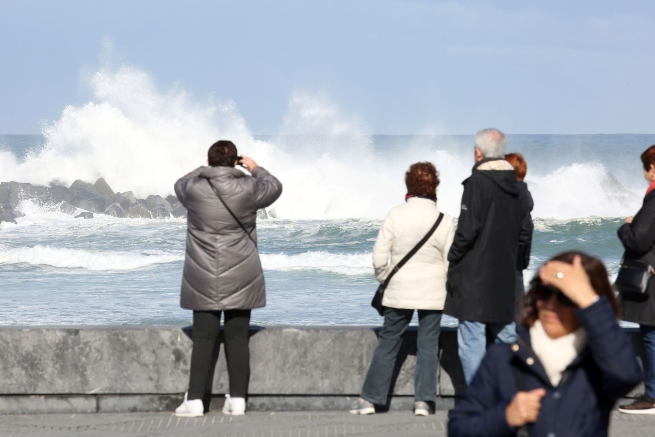 Protección civil de San Sebastián ha informado de que, una vez finalizado el aviso amarillo por riesgo marítimo-costero, a las seis de esta tarde se han reabierto los paseos Nuevo, Leizaola y Peine del Viento