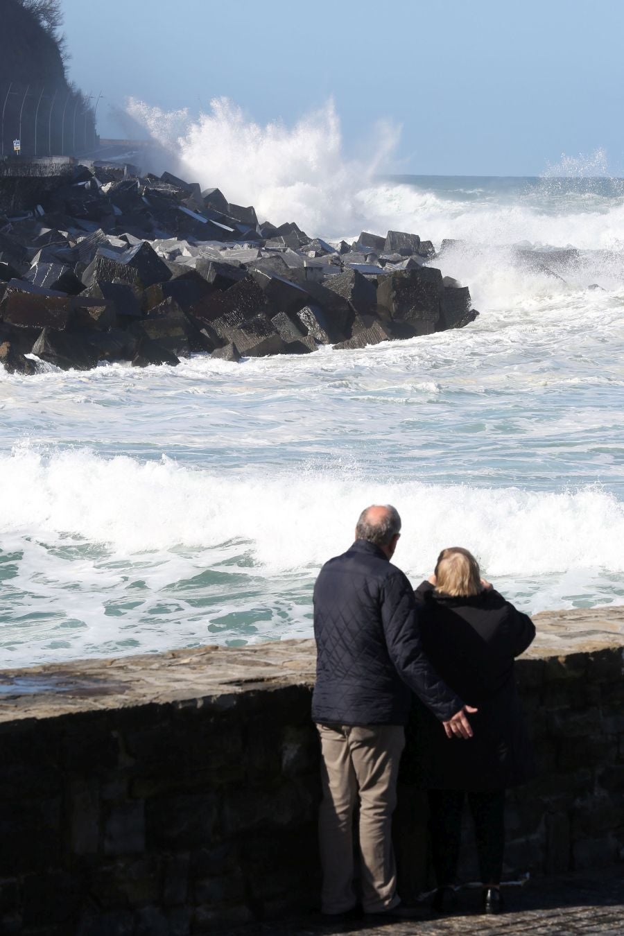 Protección civil de San Sebastián ha informado de que, una vez finalizado el aviso amarillo por riesgo marítimo-costero, a las seis de esta tarde se han reabierto los paseos Nuevo, Leizaola y Peine del Viento