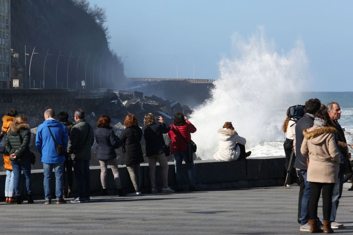 Protección civil de San Sebastián ha informado de que, una vez finalizado el aviso amarillo por riesgo marítimo-costero, a las seis de esta tarde se han reabierto los paseos Nuevo, Leizaola y Peine del Viento