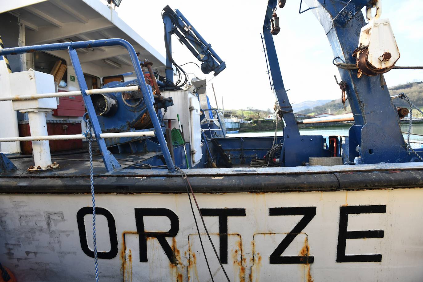 El buque escuela del Instituto Náutico Blas de Lezo de Pasaia se convertirá en el primer pesquero híbrido en España con capacidad para navegar entre 20 y 30 millas náuticas en modo «cero emisiones», tras ser equipado con un sistema eléctrico de propulsión diseñado íntegramente en Euskadi.