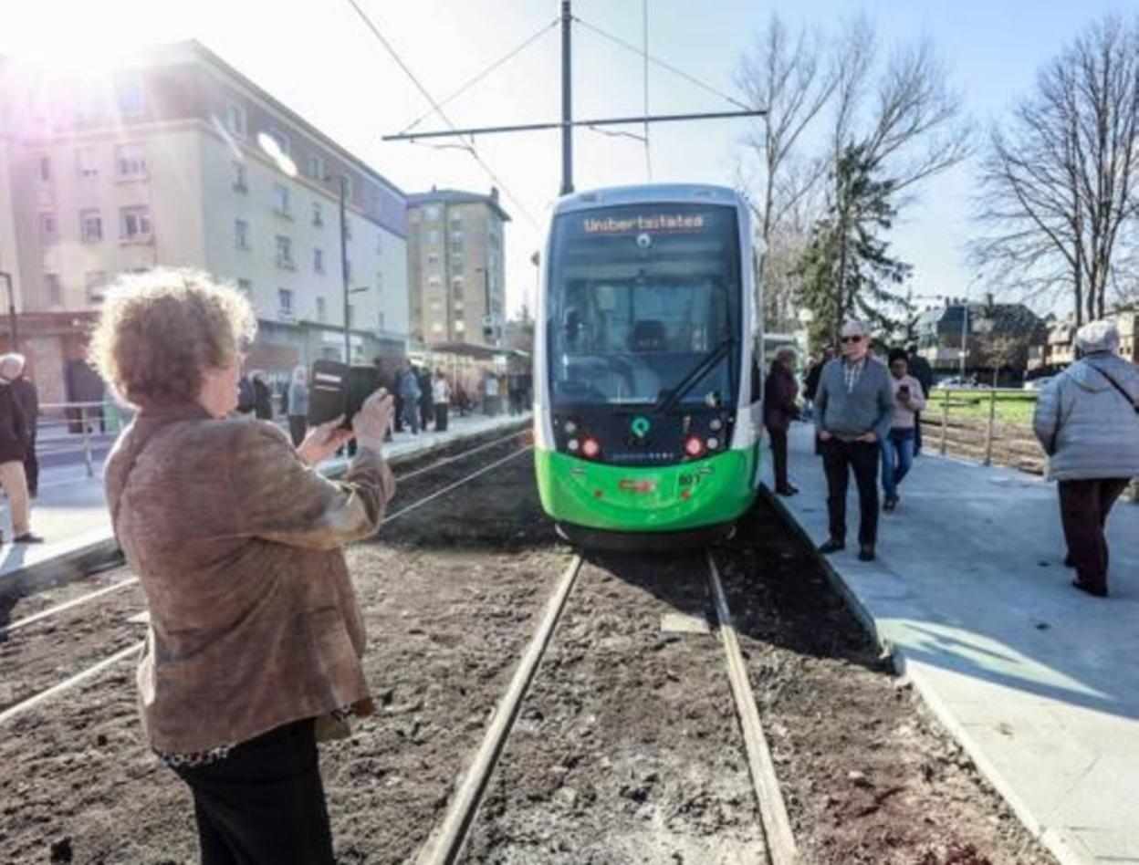 Muchos vitorianos fotografiaron el nuevo tranvía. 