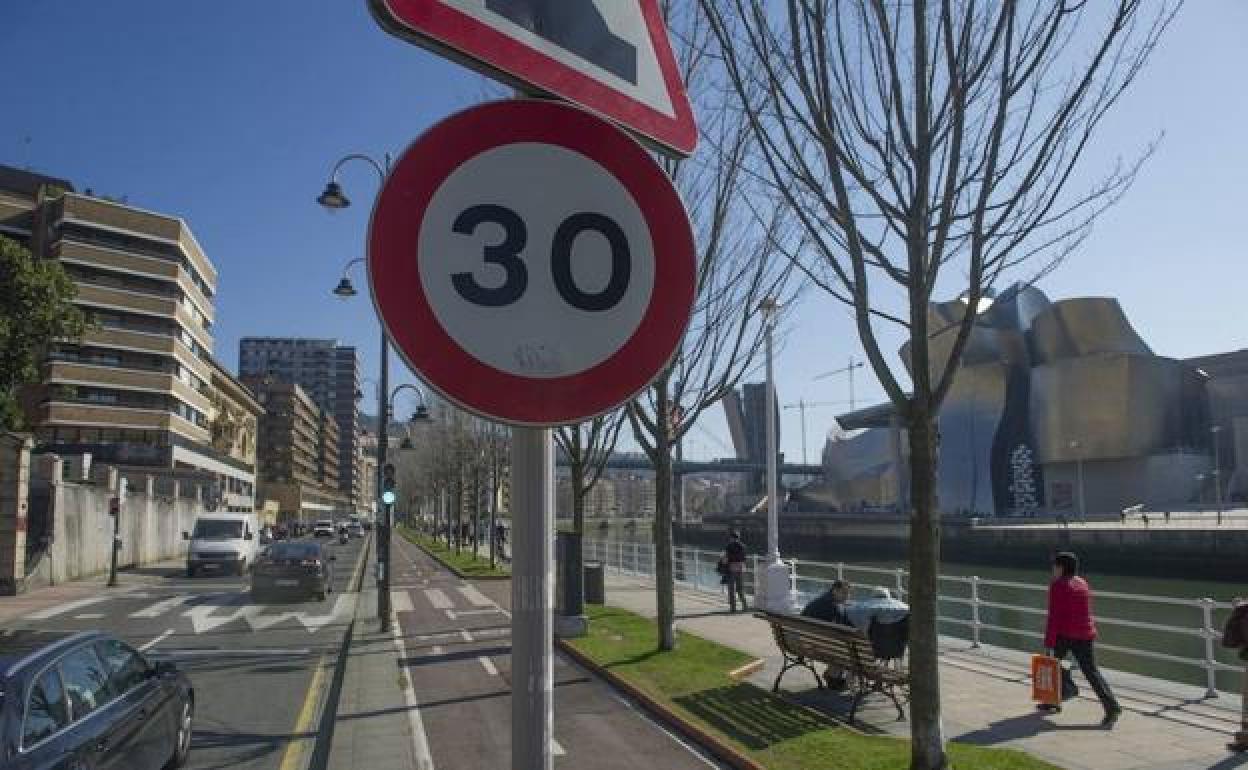 Calle de dos direcciones de Bilbao, donde la velocidad está limitada a 30 km/h.