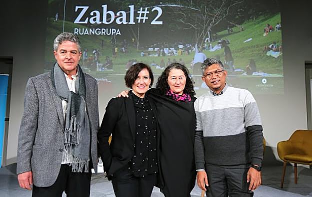 Joxean Muñoz, Irene Larraza, Ayse Güleç y Ade Darmawan, ayer en San Sebastián.