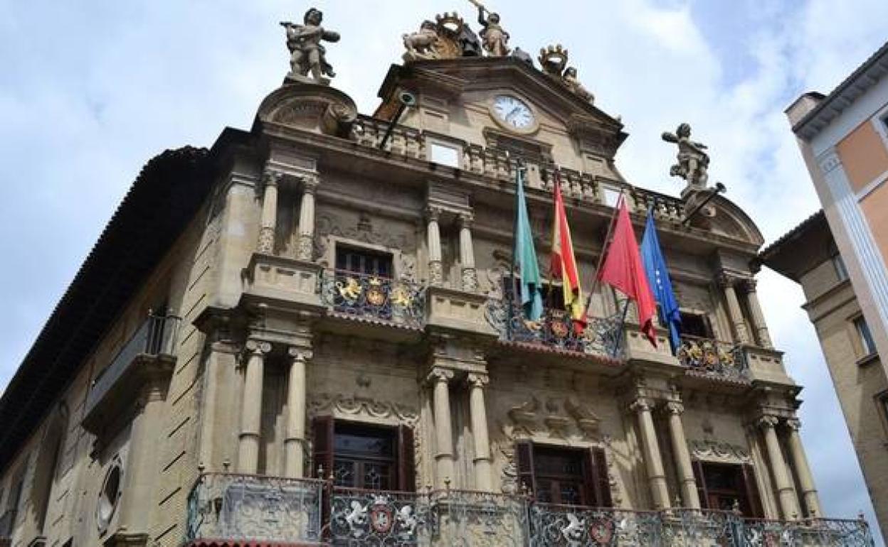 Navarra Suma y PSN aprueban una nueva Ley Foral de los Símbolos de Navarra sin sanciones