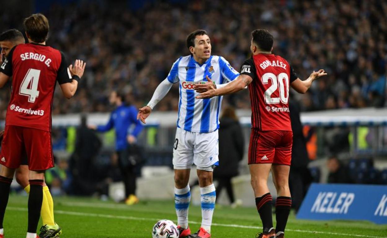 Alexander González se encara con Mikel Oyarzabal en el encuentro de la semana pasada disputado en el Reale Arena