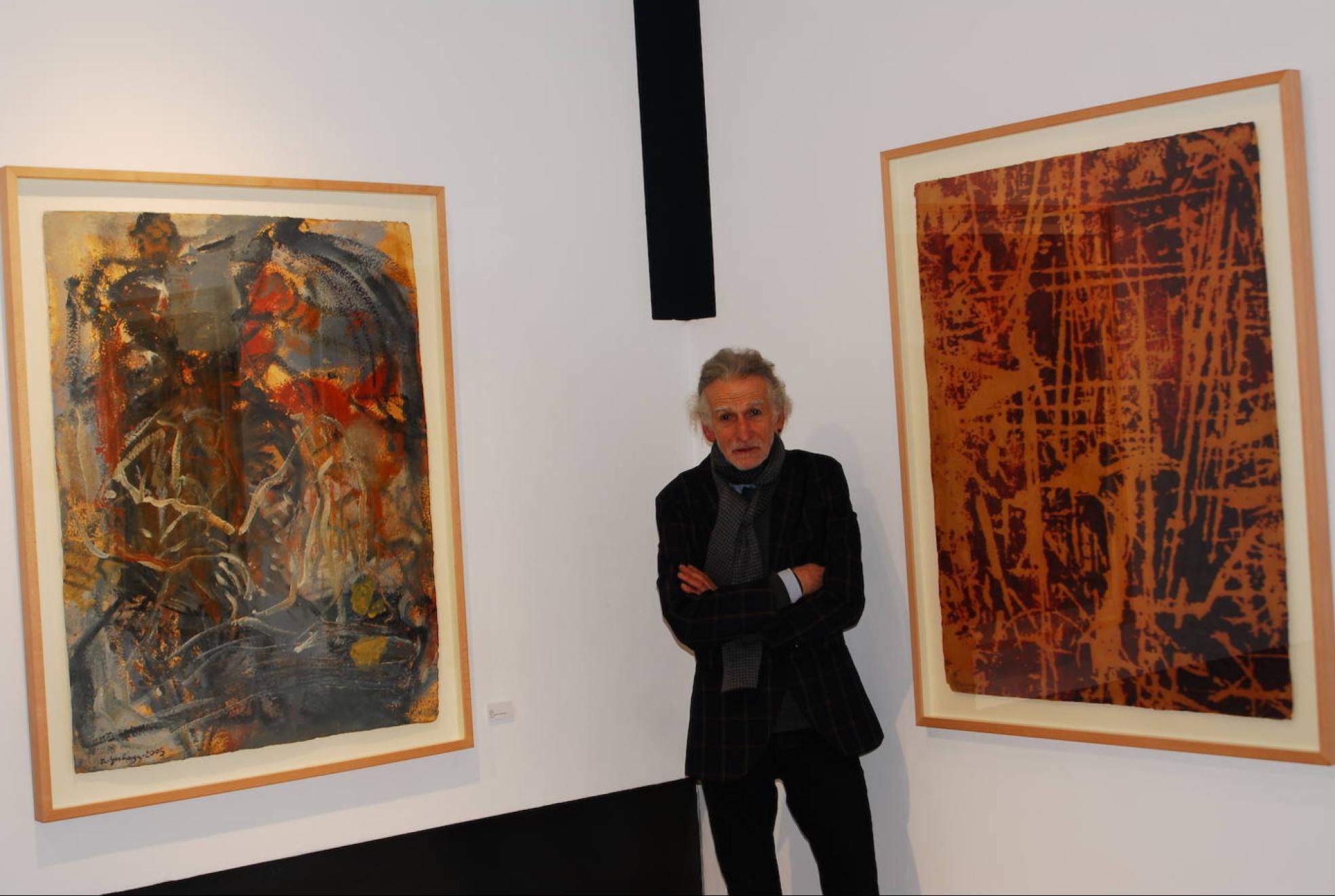 Juan Luis Goenaga junto a su obra, ayer por la tarde, en la galería madrileña Luis Burgos, donde inauguró la muestra.
