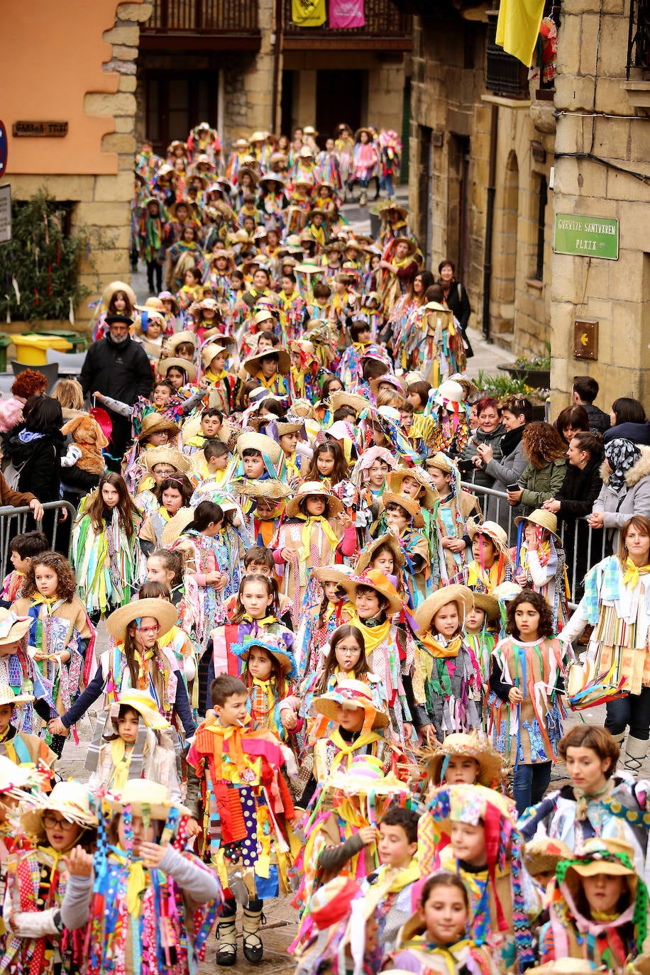 Los niños de Lezo ha vivido un viernes especial con motivo del carnaval.