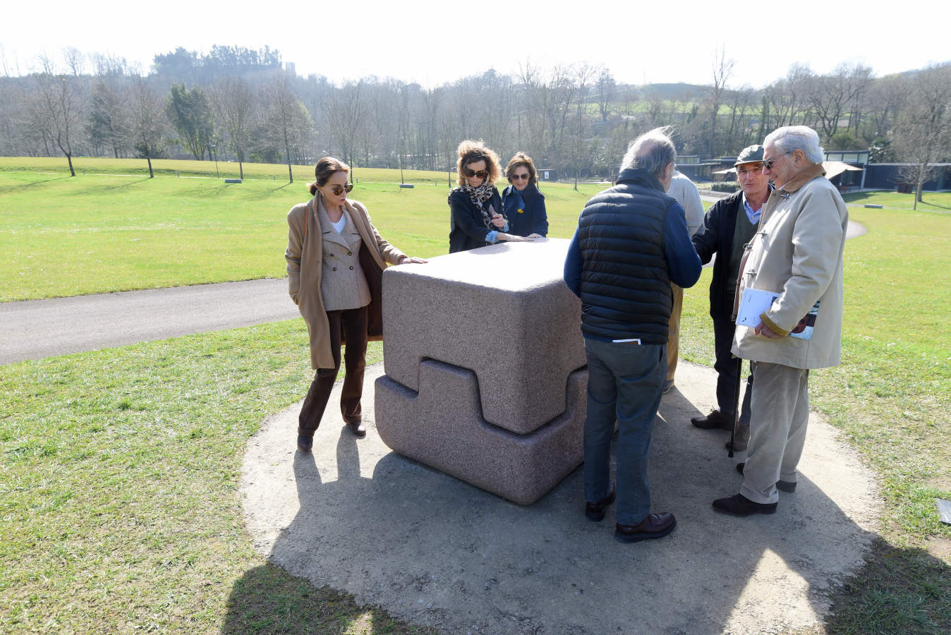 Mario Vargas Llosa e Isabel Preysler realizaron la visita en compañía de amigos y de responsables de Chillida Leku