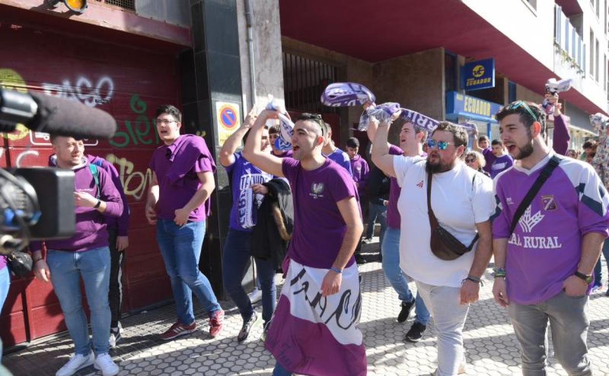 Un grupo de aficionados del Beceril en el Reale Arena.