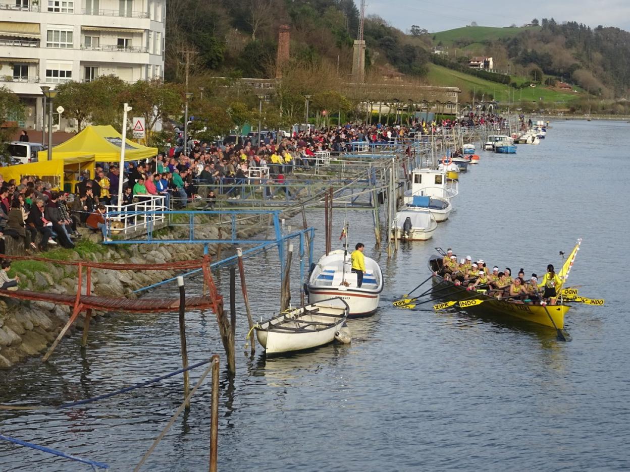 Cientos de personas el pasado año presenciando la regata, donde se impusieron las traineras de Orio.