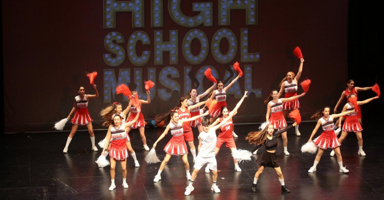 Las comparsas participantes en los desfiles de Carnaval se presentaron ayer al público en el Centro Cultural Amaia.