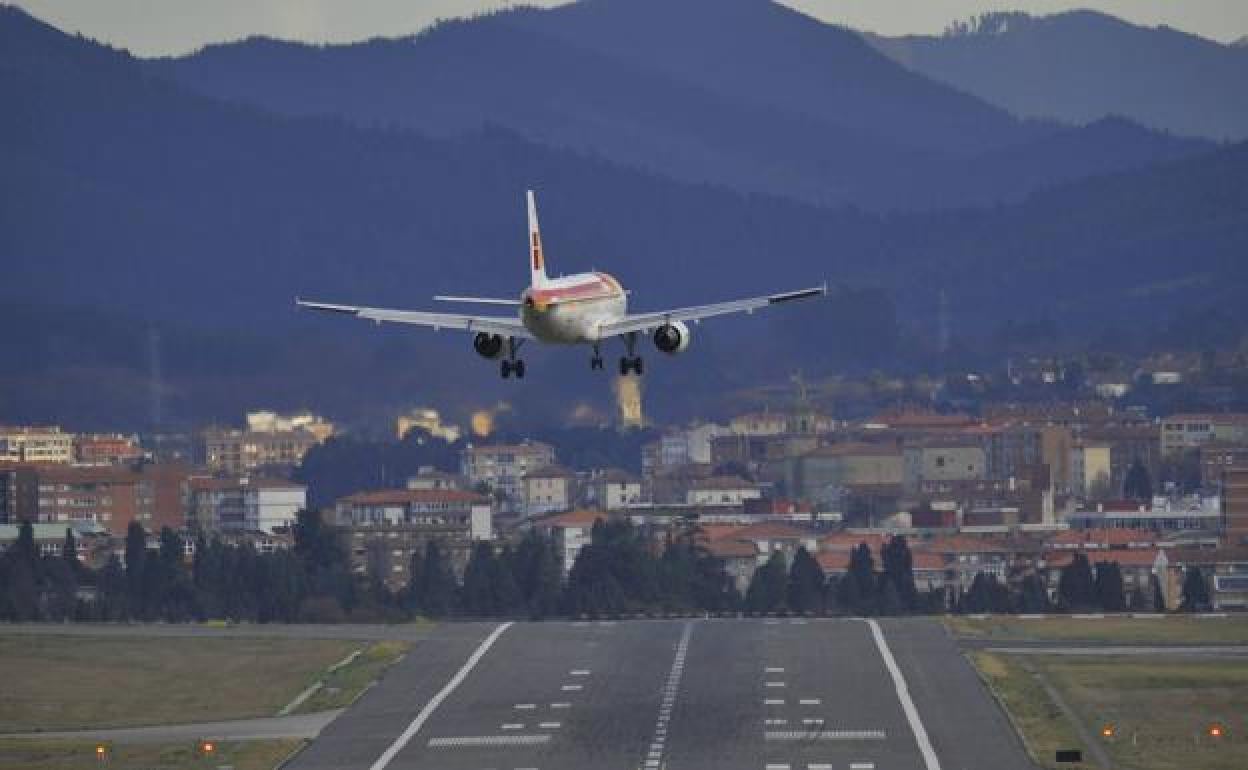La niebla en el aeropuerto de Loiu obliga a desviar tres vuelos a Santander