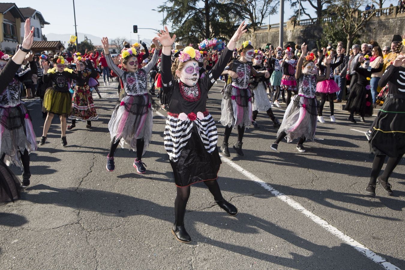 Original y divertido desfile el que se ha vivido este domingo en Hondarribia, con el sol y el buen humor como tónica dominante