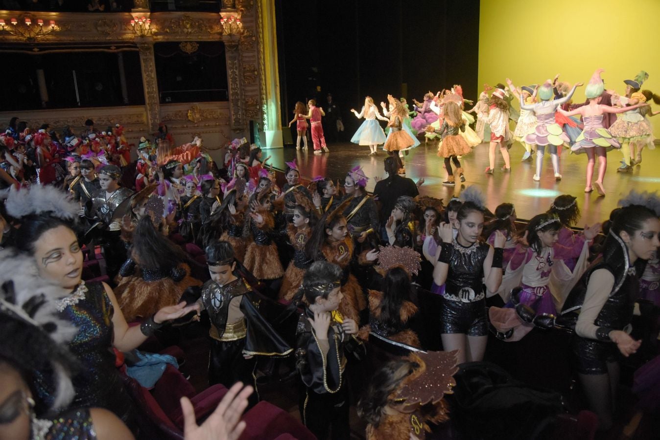 Original y divertido desfile el que se ha vivido este domingo en Hondarribia, con el sol y el buen humor como tónica dominante