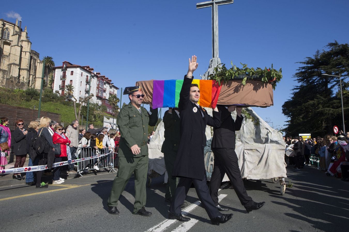 Original y divertido desfile el que se ha vivido este domingo en Hondarribia, con el sol y el buen humor como tónica dominante
