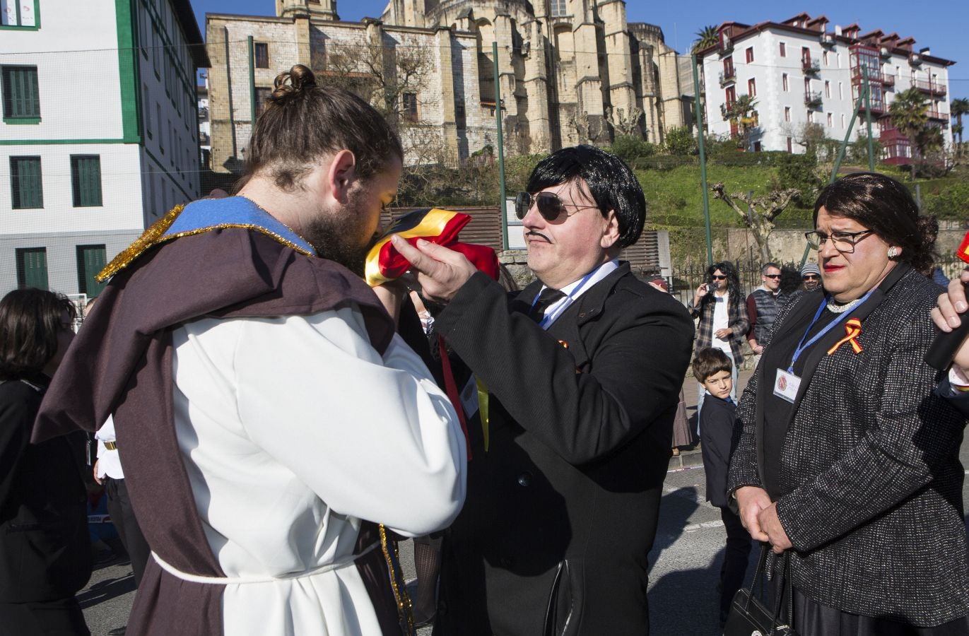 Original y divertido desfile el que se ha vivido este domingo en Hondarribia, con el sol y el buen humor como tónica dominante