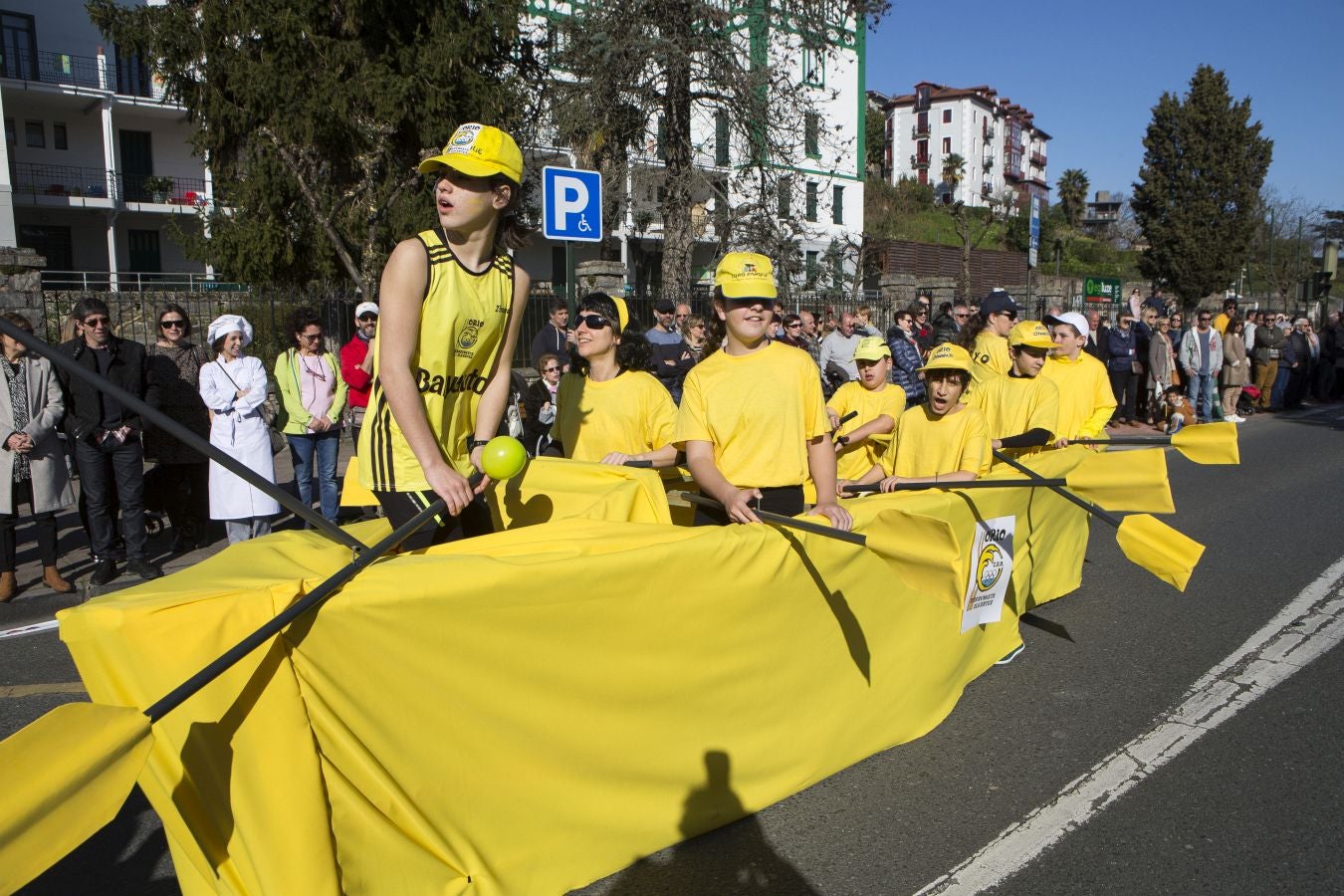 Original y divertido desfile el que se ha vivido este domingo en Hondarribia, con el sol y el buen humor como tónica dominante