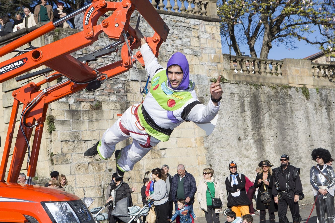 Original y divertido desfile el que se ha vivido este domingo en Hondarribia, con el sol y el buen humor como tónica dominante