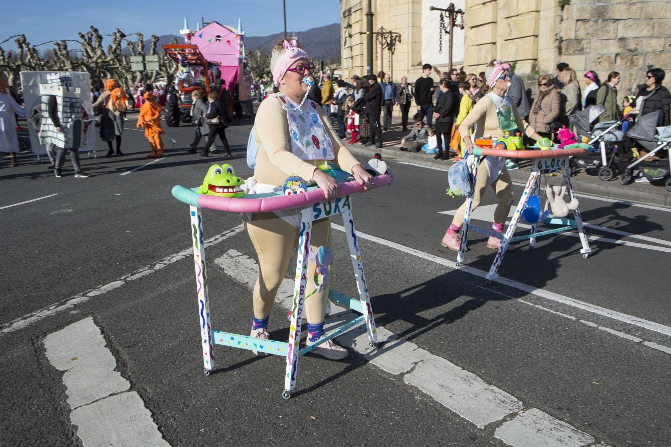 Original y divertido desfile el que se ha vivido este domingo en Hondarribia, con el sol y el buen humor como tónica dominante