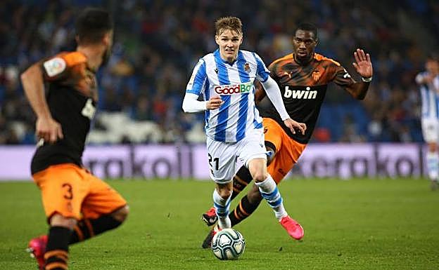 El Dios Momo se viste de txuri-urdin