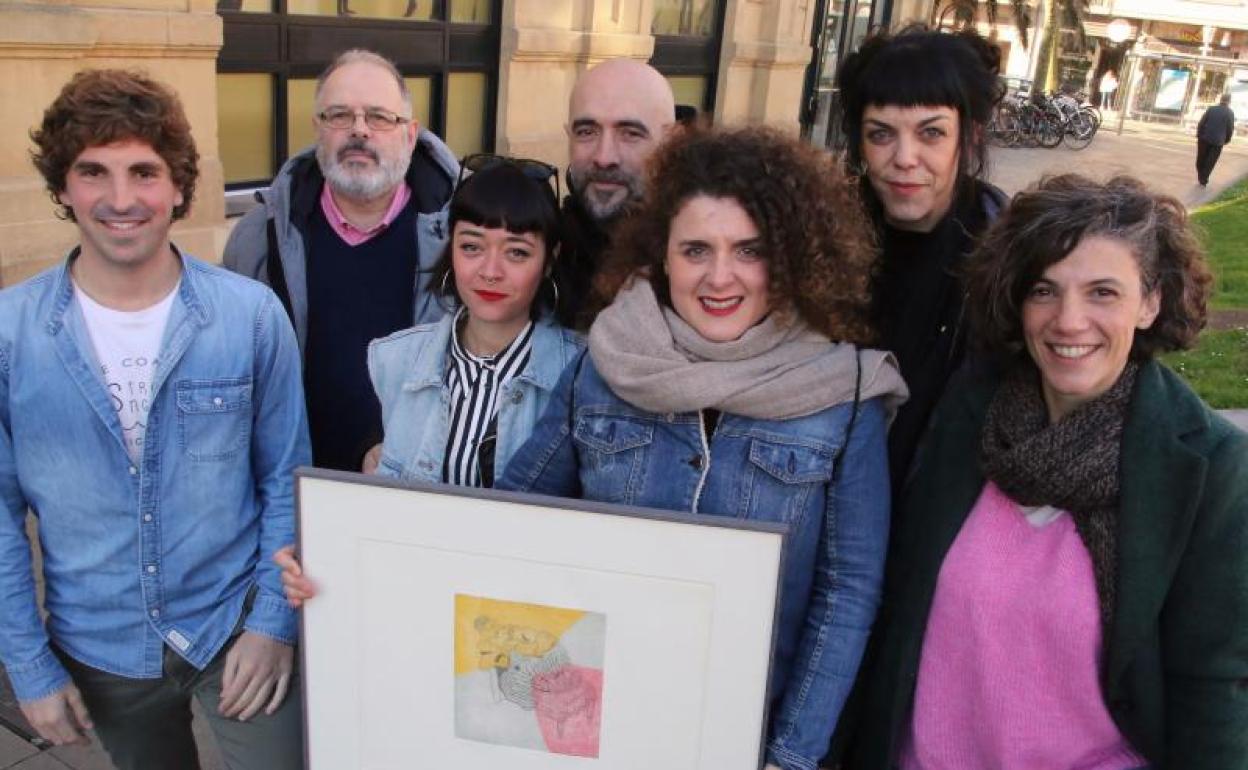 Jon Insausti, Norka Chiapusso eta ATX-eko Naia Muñoz, Iñazi Ziarrusta, Estibaliz Villa, Miriam K. Martxante eta Aiora Sedano. 
