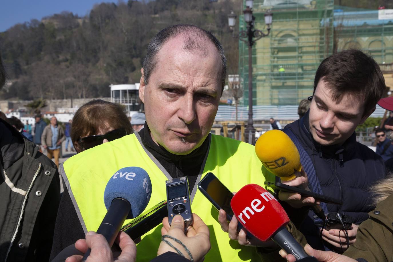 La playa de La Concha se ha convertido en la bajamar de este lunes por la mañana en un inesperado yacimiento arqueológico. La presencia de una pequeña excavadora retirando piedras y escombros junto al muro de costa a la altura del edificio consistorial ha suscitado una gran expectación entre los numerosos viandantes y turistas que han provechado el buen tiempo para dar un paseo. La máquina profundizaba en la arena en busca de los restos de un barco hundido del que hay constancia documental desde el siglo XVIII. 