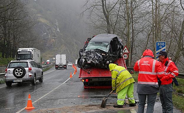 Imagen principal - Un accidente en la N-121-A se cobra otra víctima mortal