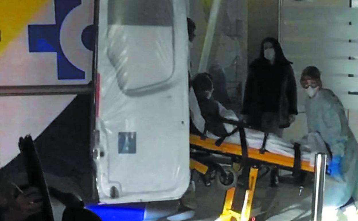 Varios sanitarios del hospital de Cruces atienden a uno de los pacientes presuntamente contagiados por el virus.