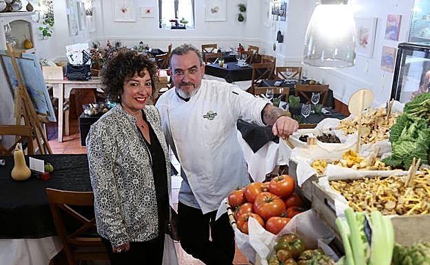 Félix Manso y Sonia García llevan las riendas del restaurante en el entorno rural de Ibarla en Irun.