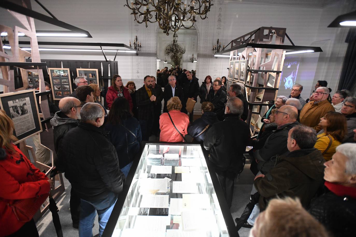 El delegado del Gobierno en el País Vasco, Denis Itxaso, ha ejercido este martes de guía para representantes de casas regionales y ciudadanos, a la exposición 'Gregorio Ordóñez. La vida posible', que acoge el Palacio Miramar de San Sebastián con motivo del 25 aniversario del asesinato del político donostiarra del PP.