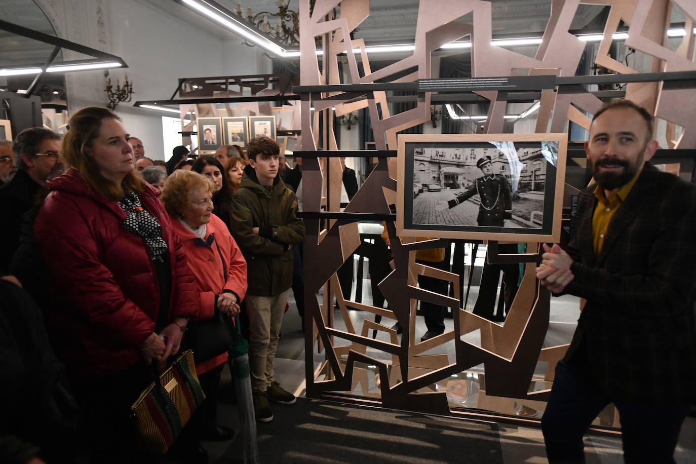 El delegado del Gobierno en el País Vasco, Denis Itxaso, ha ejercido este martes de guía para representantes de casas regionales y ciudadanos, a la exposición 'Gregorio Ordóñez. La vida posible', que acoge el Palacio Miramar de San Sebastián con motivo del 25 aniversario del asesinato del político donostiarra del PP.