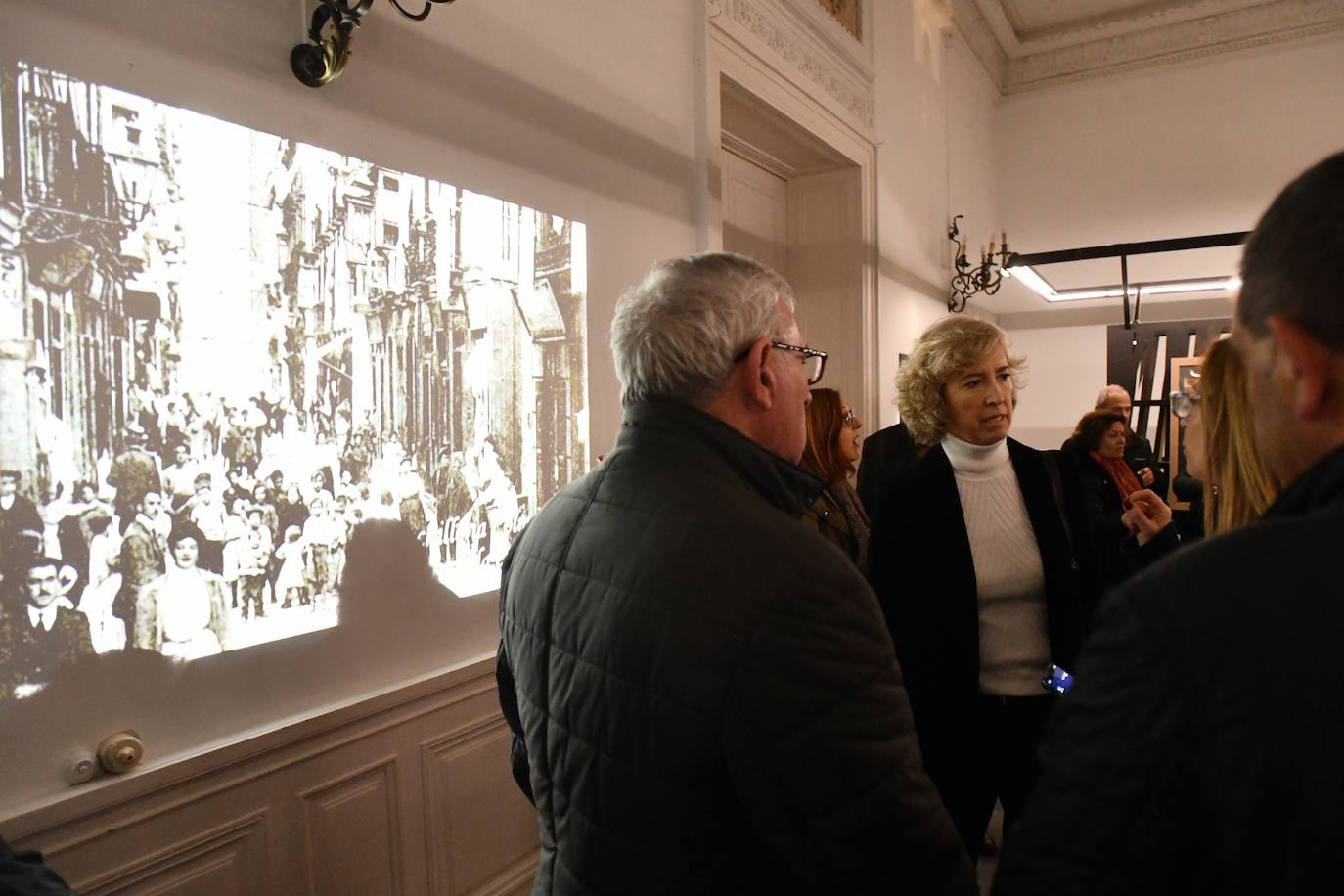 El delegado del Gobierno en el País Vasco, Denis Itxaso, ha ejercido este martes de guía para representantes de casas regionales y ciudadanos, a la exposición 'Gregorio Ordóñez. La vida posible', que acoge el Palacio Miramar de San Sebastián con motivo del 25 aniversario del asesinato del político donostiarra del PP.