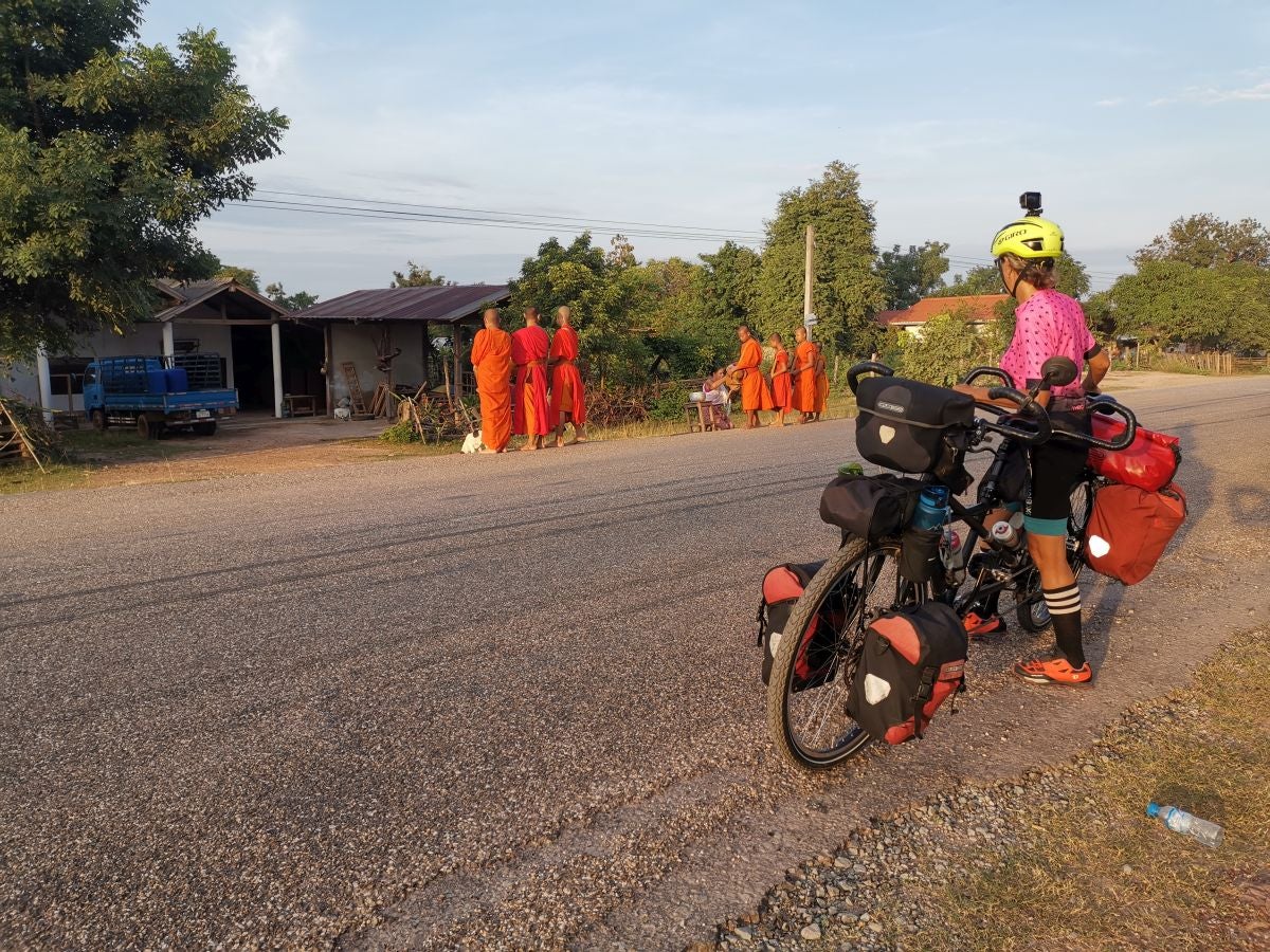 Iñaki Pagola y su mujer Garbiñe recorrieron entre julio y diciembre once países asiáticos en su bici tándem, 9.500 kilómetros a pedaladas. Este viernes han emprendido la segunda parte de su aventura, que les llevará a África.