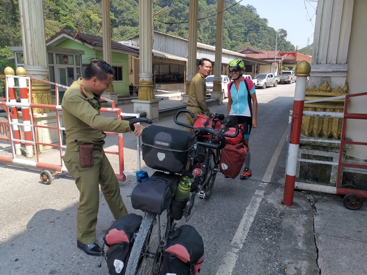 Iñaki Pagola y su mujer Garbiñe recorrieron entre julio y diciembre once países asiáticos en su bici tándem, 9.500 kilómetros a pedaladas. Este viernes han emprendido la segunda parte de su aventura, que les llevará a África.