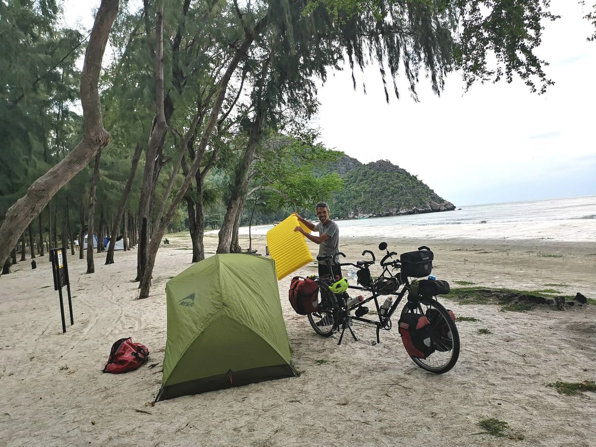 Iñaki Pagola y su mujer Garbiñe recorrieron entre julio y diciembre once países asiáticos en su bici tándem, 9.500 kilómetros a pedaladas. Este viernes han emprendido la segunda parte de su aventura, que les llevará a África.